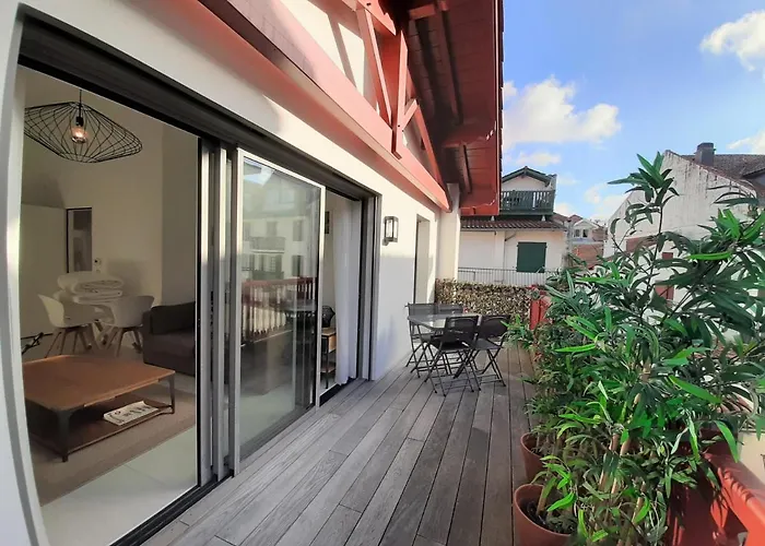 Appartement De Standing Au Coeur De Saint-Jean-De-Luz, A 200M De La Plage - Fr-1-239-595